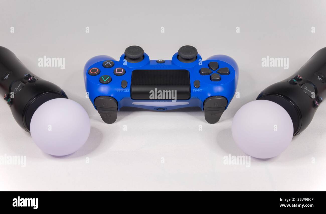 Special Edition Blue PlayStation 4 DualShock 4 manette sans fil avec 2 manettes de détection de mouvements Banque D'Images