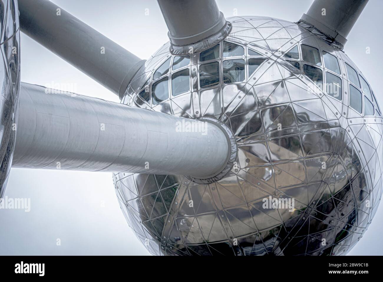 Vue rapprochée de la sphère centrale de l'Atomium à Bruxelles, Belgique Banque D'Images