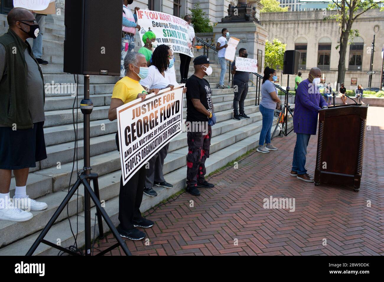 Newark, New Jersey, États-Unis. 30 mai 2020. Le maire RAS J. BARAKA, tout à droite, s'adresse aux protestations et à l'injustice qui ravagent nos communautés lors d'une conférence de presse à l'hôtel de ville de Newark, New Jersey. Crédit : Brian Branch Price/ZUMA Wire/Alay Live News Banque D'Images