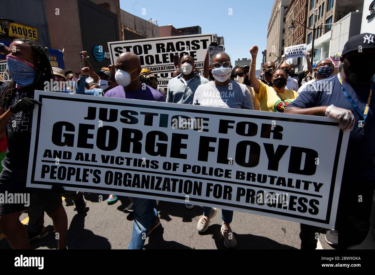 Newark, New Jersey, États-Unis. 30 mai 2020. Des manifestants sont présentés lors d'une marche pacifique lors d'une manifestation et d'un rassemblement de la Justice pour GEORGE FLOYD à Newark, New Jersey. Pour la troisième journée consécutive, des manifestants sont descendus dans la rue pour se rasseier contre les fautes commises récemment par la police, les meurtres raciaux et les altercations contre les Afro-Américains, dont le dernier décès de GEORGE FLOYD Minneapolis, officier de police du Minnesota, Derek Chauvin. Crédit : Brian Branch Price/ZUMA Wire/Alay Live News Banque D'Images