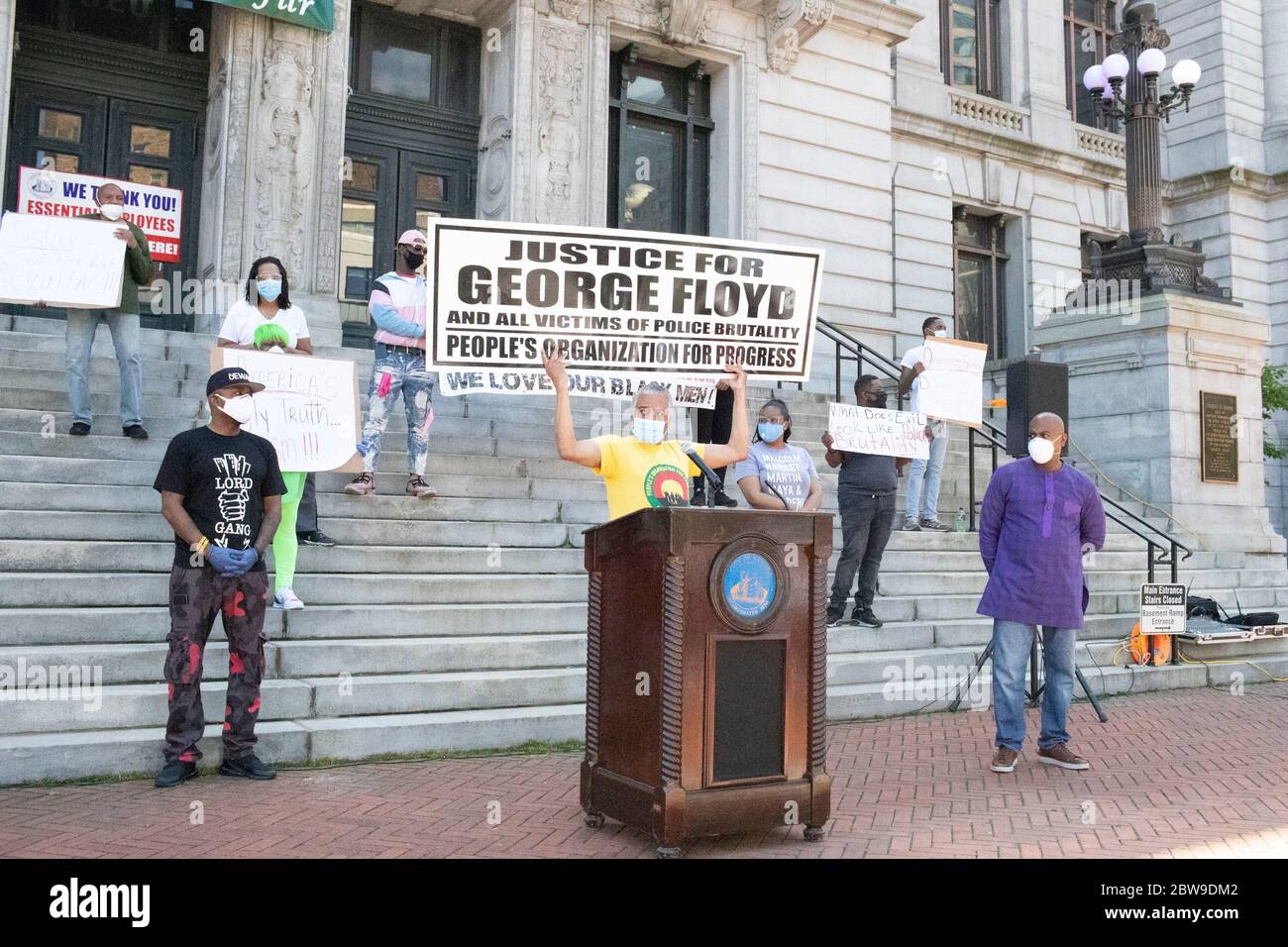 Newark, New Jersey, États-Unis. 30 mai 2020. Le candidat du Sénat américain LARRY HAMM de l'organisation People for Progress s'attaque aux protestations et à l'injustice qui ravagent nos communautés lors d'une conférence de presse à l'hôtel de ville de Newark, dans le New Jersey. Crédit : Brian Branch Price/ZUMA Wire/Alay Live News Banque D'Images