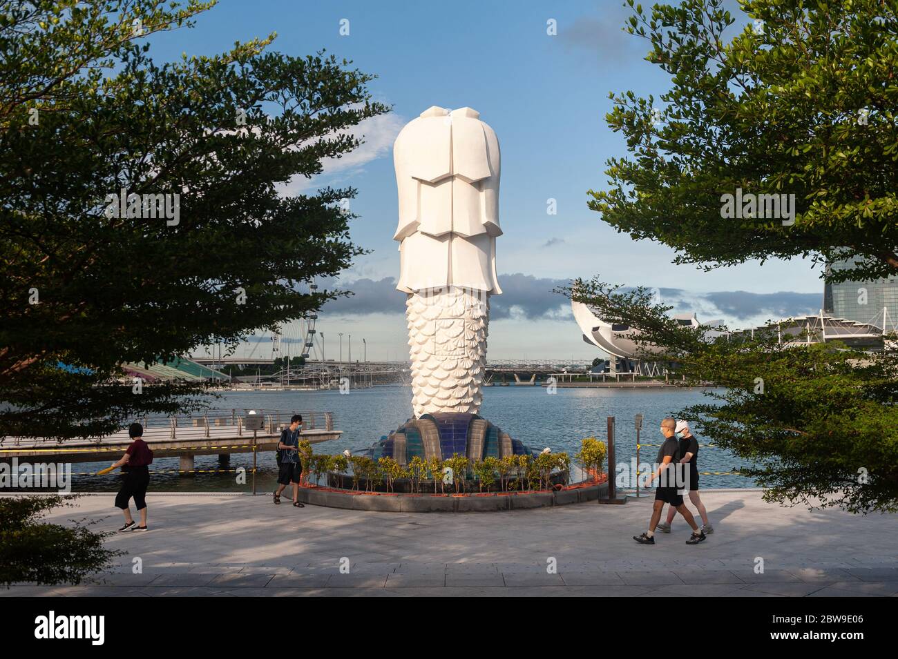 28.05.2020, Singapour, République de Singapour, Asie - les gens marchent le long de la statue du Merlion dans le parc du Merlion pendant le confinement du disjoncteur. Banque D'Images