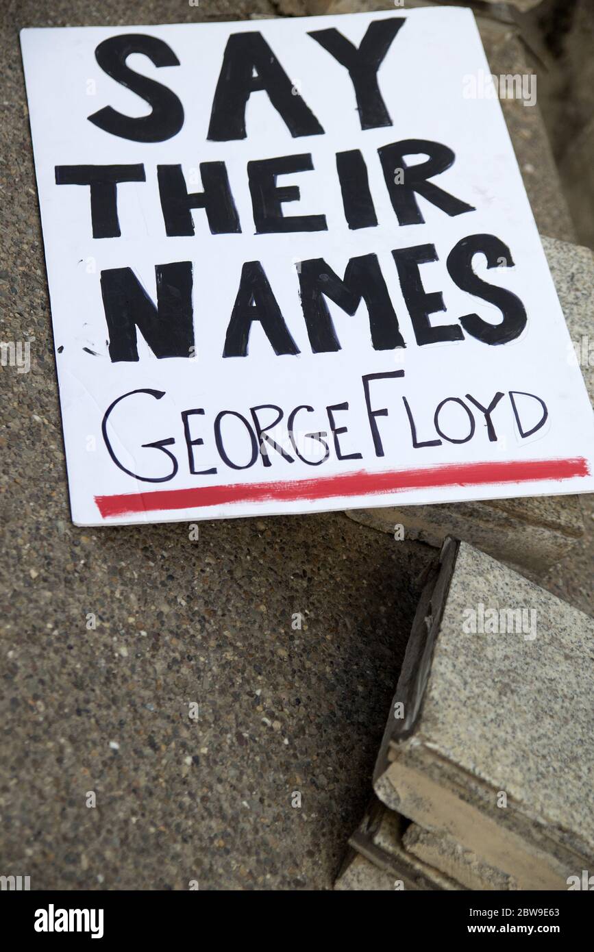 Pittsburgh, États-Unis. 30 mai 2020. Un panneau de protestation se trouve dans la rue du centre-ville de Pittsburgh à la suite d'une manifestation le samedi 30 mai 2020 à Pittsburgh. La foule protestait contre la mort de George Floyd, mort en détention à Minneapolis plus tôt dans la semaine. Photo par Archie Carpenter/UPI crédit: UPI/Alay Live News Banque D'Images