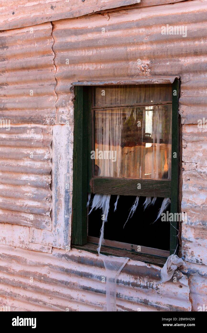 Fenêtre encadrée de bois sur une maison en fer ondulé de la ville historique de Gwalia, Leonora, Australie occidentale Banque D'Images
