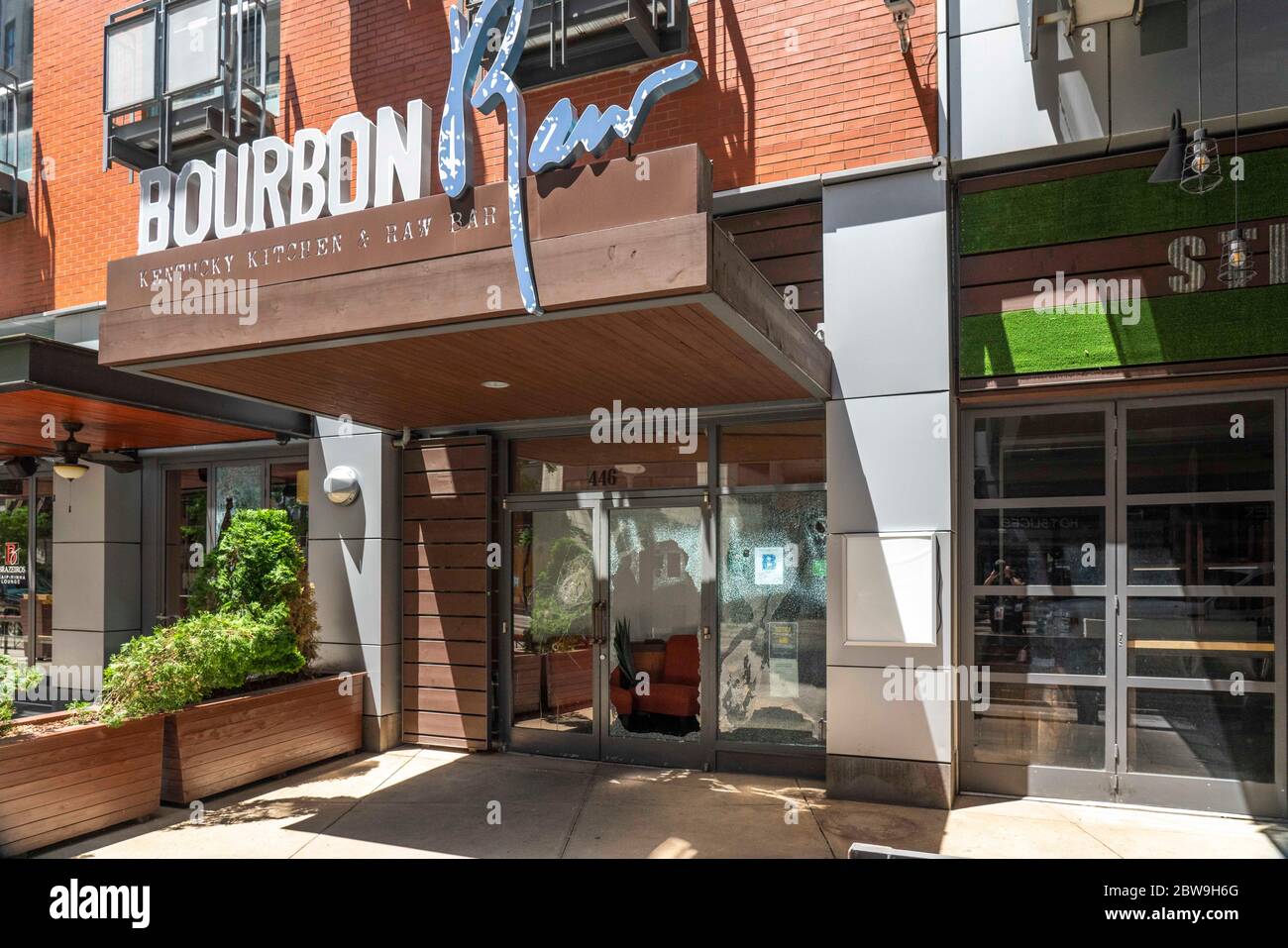 Louisville, États-Unis. 30 mai 2020. Bourbon Row sur 4th Street Live Entertainment Retail Space a endommagé les fenêtres le 30 mai 2020 à Louisville, Kentucky. (Crédit : Steven Bullock/l'accès photo) crédit : l'accès photo/Alamy Live News Banque D'Images