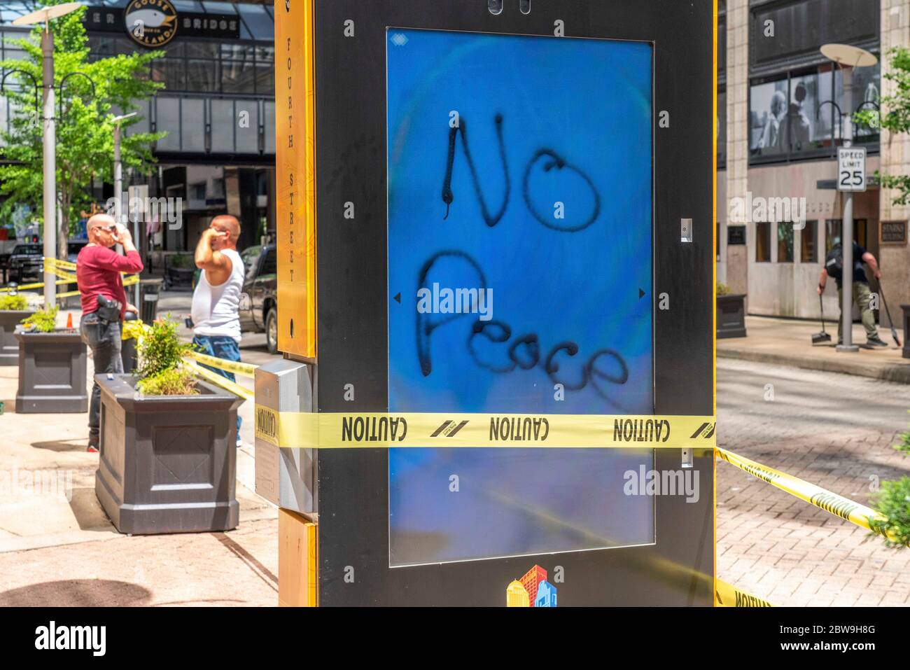 Louisville, États-Unis. 30 mai 2020. Aucun graffiti à la paix sur un kiosque d'information au 4th Street Live Entertainment Center le 30 mai 2020 à Louisville, Kentucky. (Crédit : Steven Bullock/l'accès photo) crédit : l'accès photo/Alamy Live News Banque D'Images