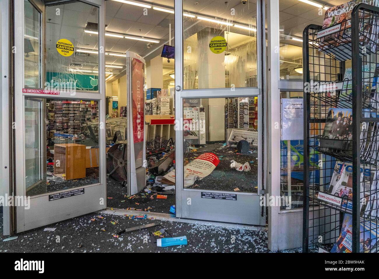 Louisville, États-Unis. 30 mai 2020. Dommages de porte et d'intérieur de destruction à la pharmacie CVS à 4th St et Chestnut le 30 mai 2020 à Louisville, Kentucky. (Crédit : Steven Bullock/l'accès photo) crédit : l'accès photo/Alamy Live News Banque D'Images