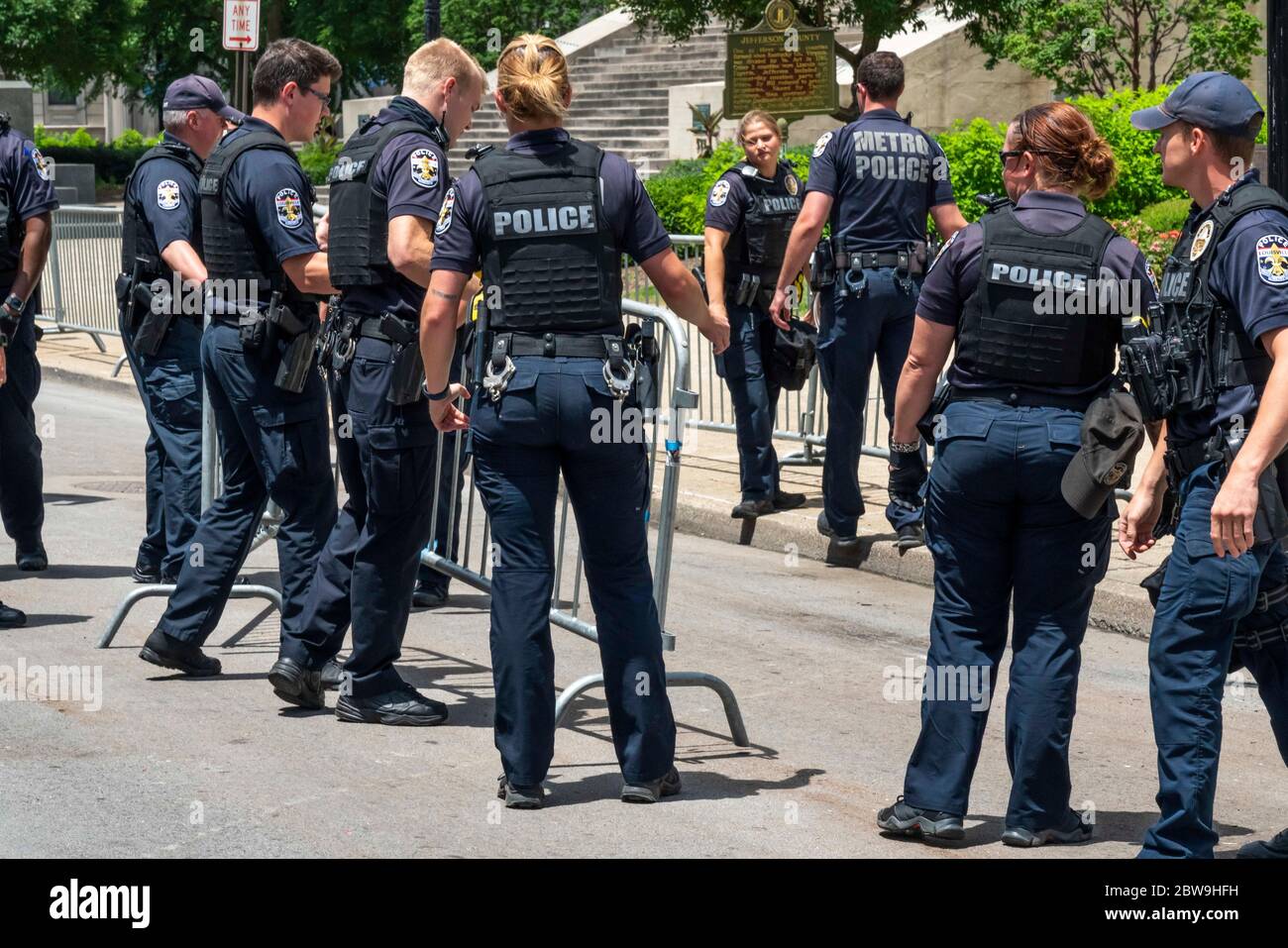 Louisville, États-Unis. 30 mai 2020. La police organise des barricades dans la zone des émeutes de vendredi soir, le 30 mai 2020 à Louisville, Kentucky. (Crédit : Steven Bullock/l'accès photo) crédit : l'accès photo/Alamy Live News Banque D'Images