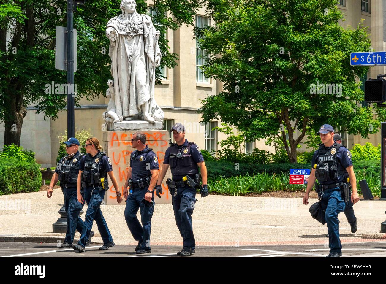 Louisville, États-Unis. 30 mai 2020. Policiers à l'hôtel de ville, sur la 6e rue et Jefferson, dans la zone des émeutes de vendredi soir, le 30 mai 2020 à Louisville, Kentucky. (Crédit : Steven Bullock/l'accès photo) crédit : l'accès photo/Alamy Live News Banque D'Images