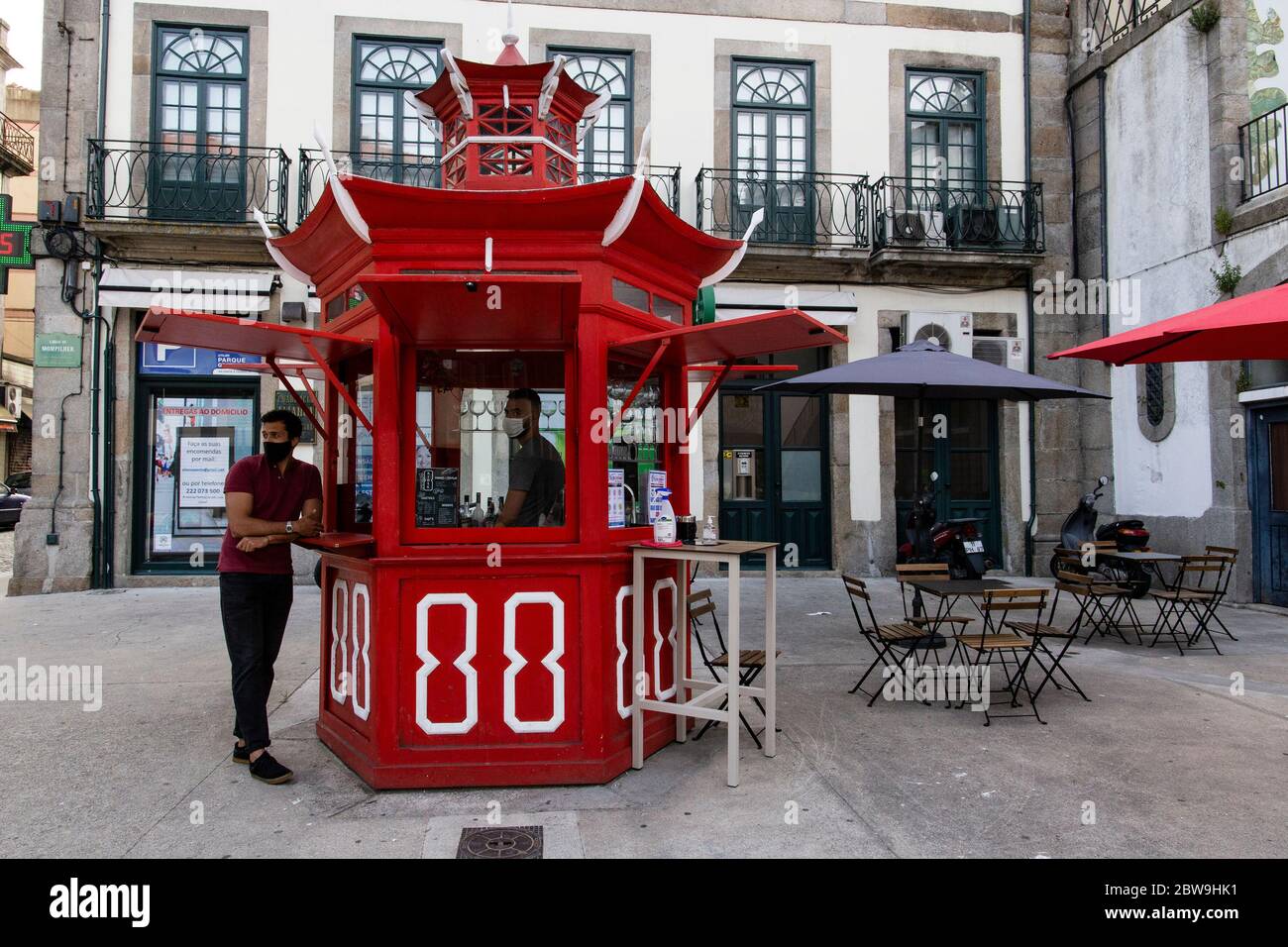 Porto, Portugal. 30 mai 2020. Un kiosque portugais typique rouvre avec des mesures strictes de santé et de sécurité en cas de crise du coronavirus.les restaurants, les cafés, les garderies et les écoles rouvrent à la deuxième phase de la déflation. Crédit : SOPA Images Limited/Alamy Live News Banque D'Images