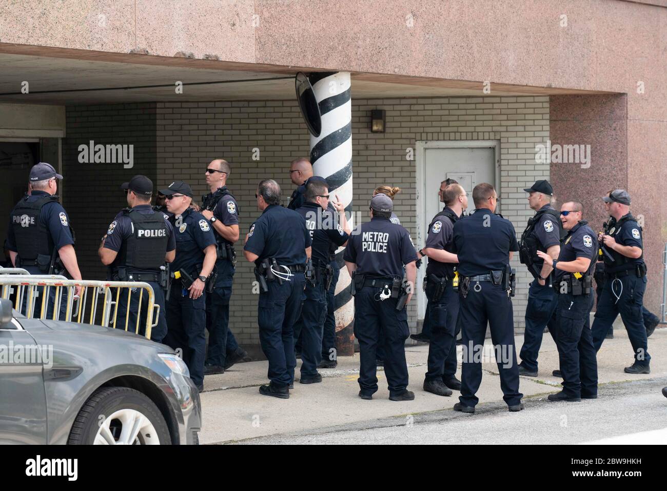 Louisville, États-Unis. 30 mai 2020. Changement de quart d'agent de police à l'angle de la 7e rue le 30 mai 2020 à Louisville, Kentucky. (Crédit : Steven Bullock/l'accès photo) crédit : l'accès photo/Alamy Live News Banque D'Images