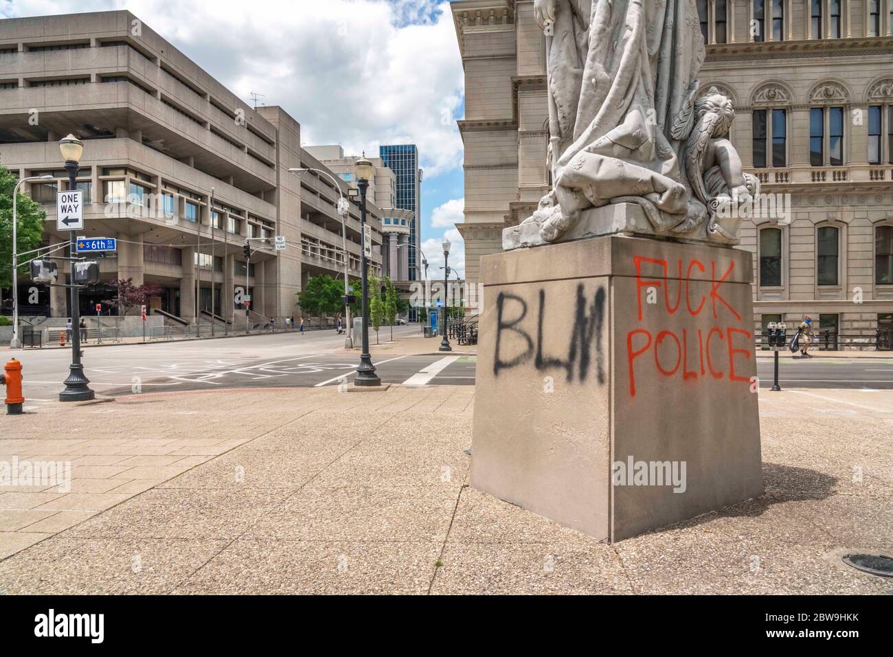 Louisville, États-Unis. 30 mai 2020. Statue de l'hôtel de ville avec graffiti « tous les flics soutiennent la suprématie blanche » sur la 6e rue et Jefferson Street le 30 mai 2020 à Louisville, Kentucky. (Crédit : Steven Bullock/l'accès photo) crédit : l'accès photo/Alamy Live News Banque D'Images