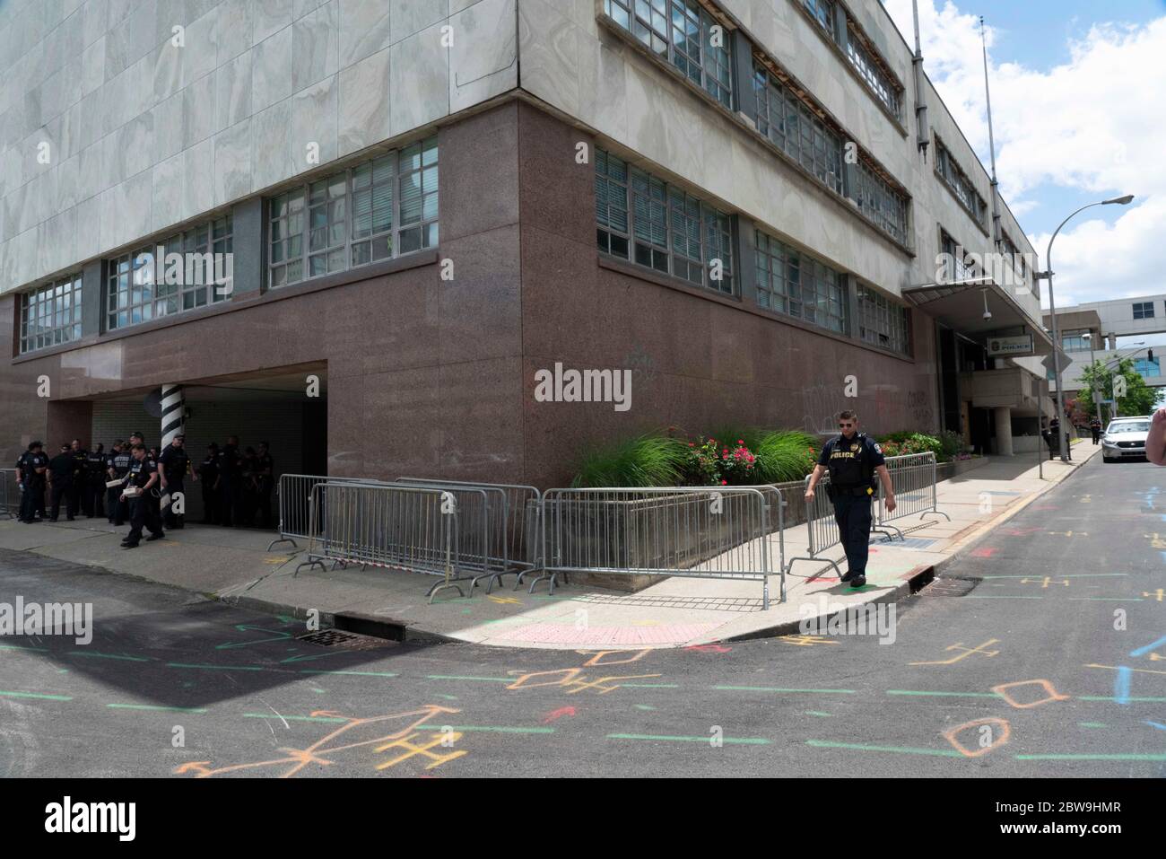 Louisville, États-Unis. 30 mai 2020. Changement de quart d'agent de police à l'angle de la 7e rue le 30 mai 2020 à Louisville, Kentucky. (Crédit : Steven Bullock/l'accès photo) crédit : l'accès photo/Alamy Live News Banque D'Images
