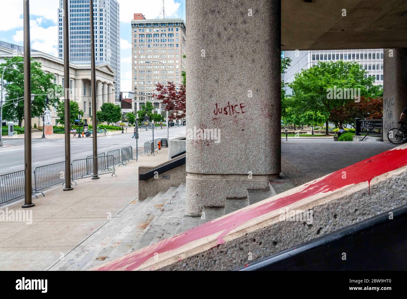 Louisville, États-Unis. 30 mai 2020. Justice et main sanglante graffiti scened sur le Louisville Jefferson County Hall of Justice le 30 mai 2020 à Louisville, Kentucky. (Crédit : Steven Bullock/l'accès photo) crédit : l'accès photo/Alamy Live News Banque D'Images