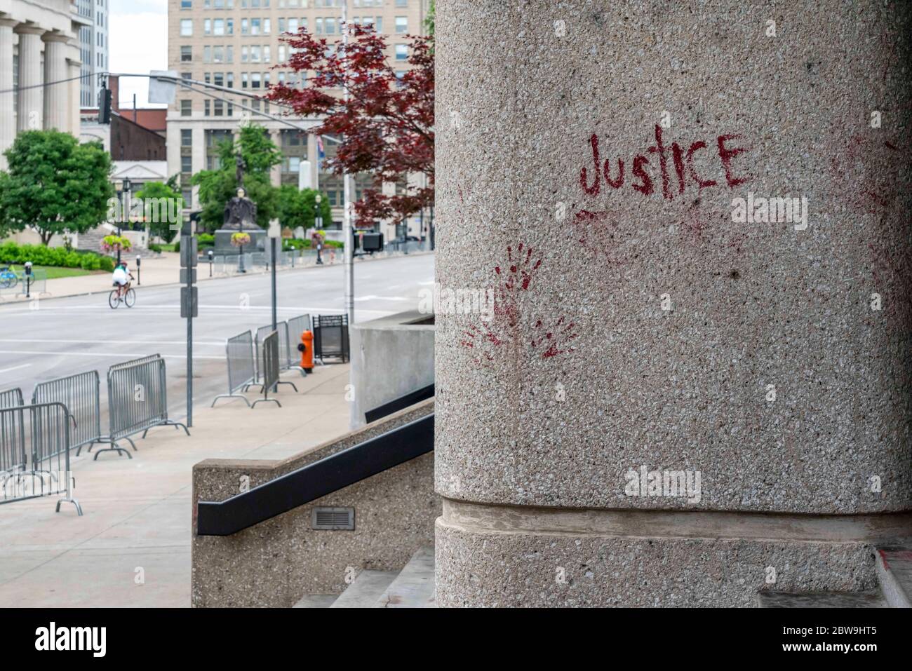 Louisville, États-Unis. 30 mai 2020. Justice et main sanglante graffiti scened sur le Louisville Jefferson County Hall of Justice le 30 mai 2020 à Louisville, Kentucky. (Crédit : Steven Bullock/l'accès photo) crédit : l'accès photo/Alamy Live News Banque D'Images