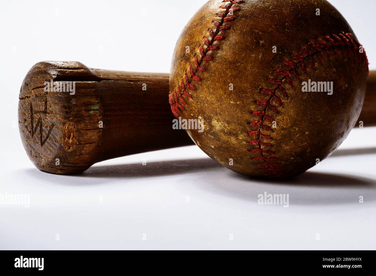 Studio de tir d'une ancienne batte de baseball et d'un ballon Banque D'Images