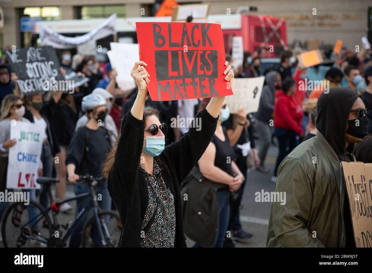 Grand Rapids, Michigan, 30 mai 2020 : des milliers de personnes se sont rassemblées dans le centre-ville de Grand Rapids pour protester contre la brutalité policière et la mort de George Floyd. Banque D'Images