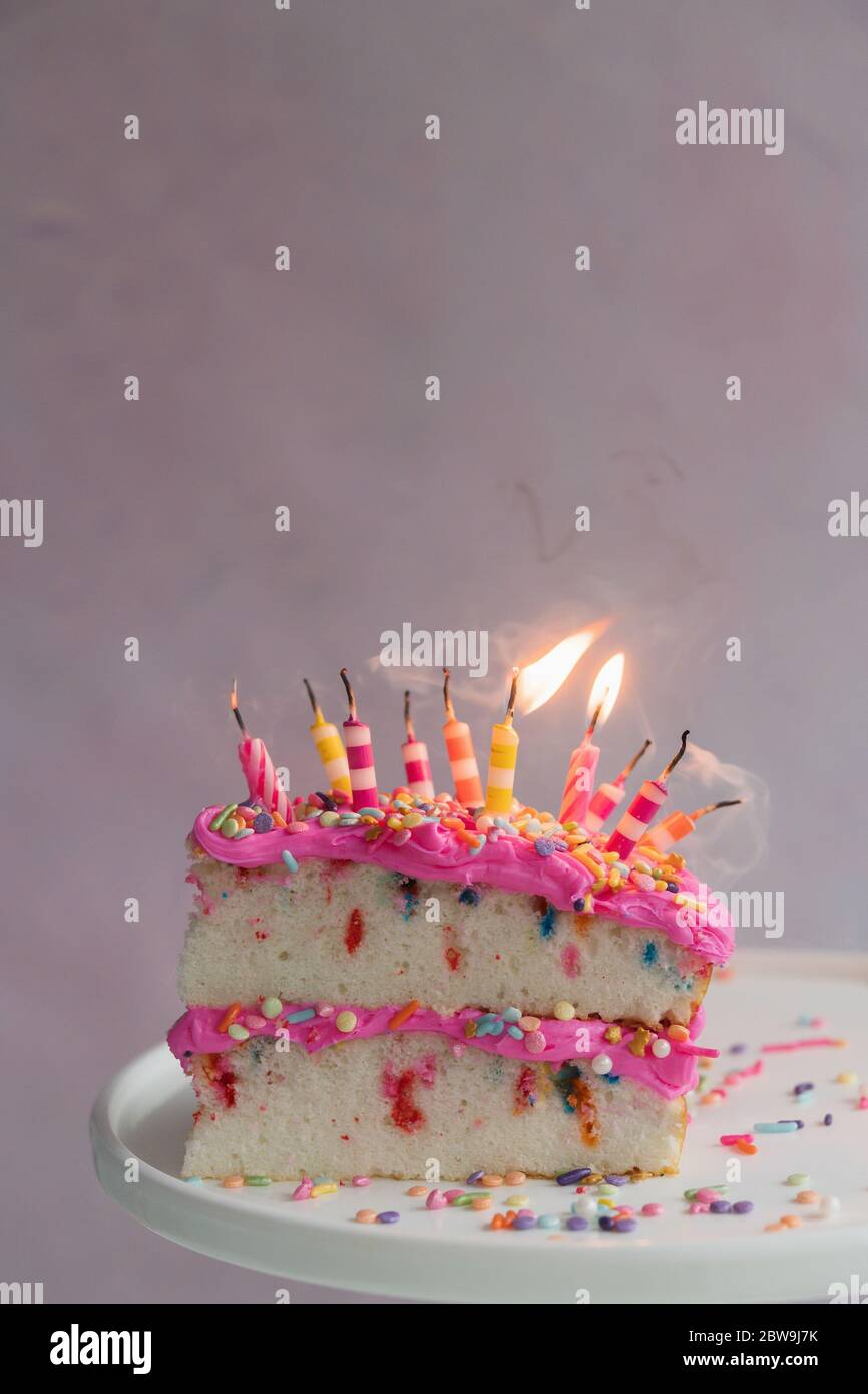 Tranche de gâteau d'anniversaire avec bougies Banque D'Images