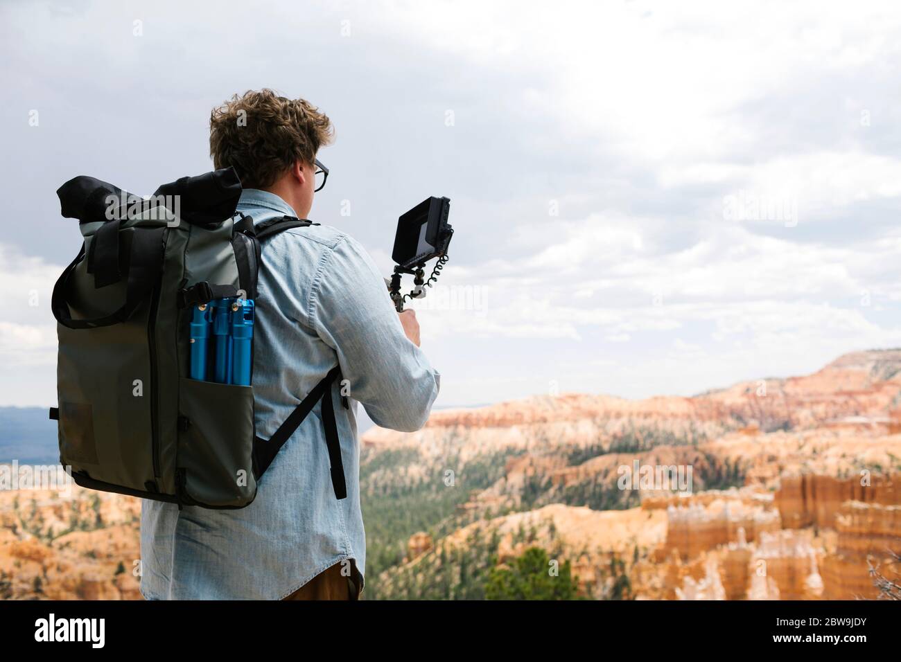 États-Unis, Utah, Bryce Canyon, Man enregistrant des vidéos dans le parc national Banque D'Images