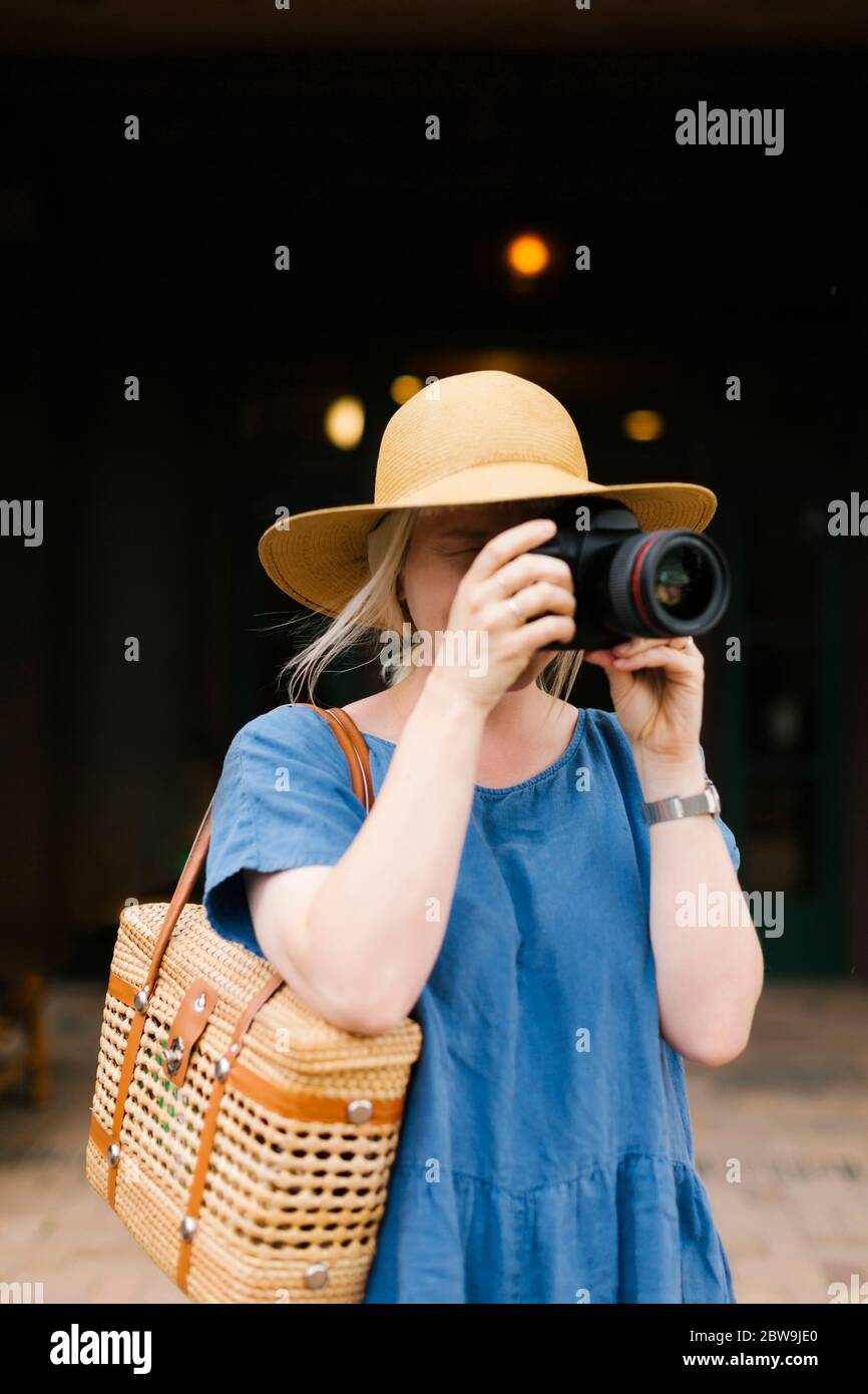 Femme photographiant avec un appareil photo numérique Banque D'Images