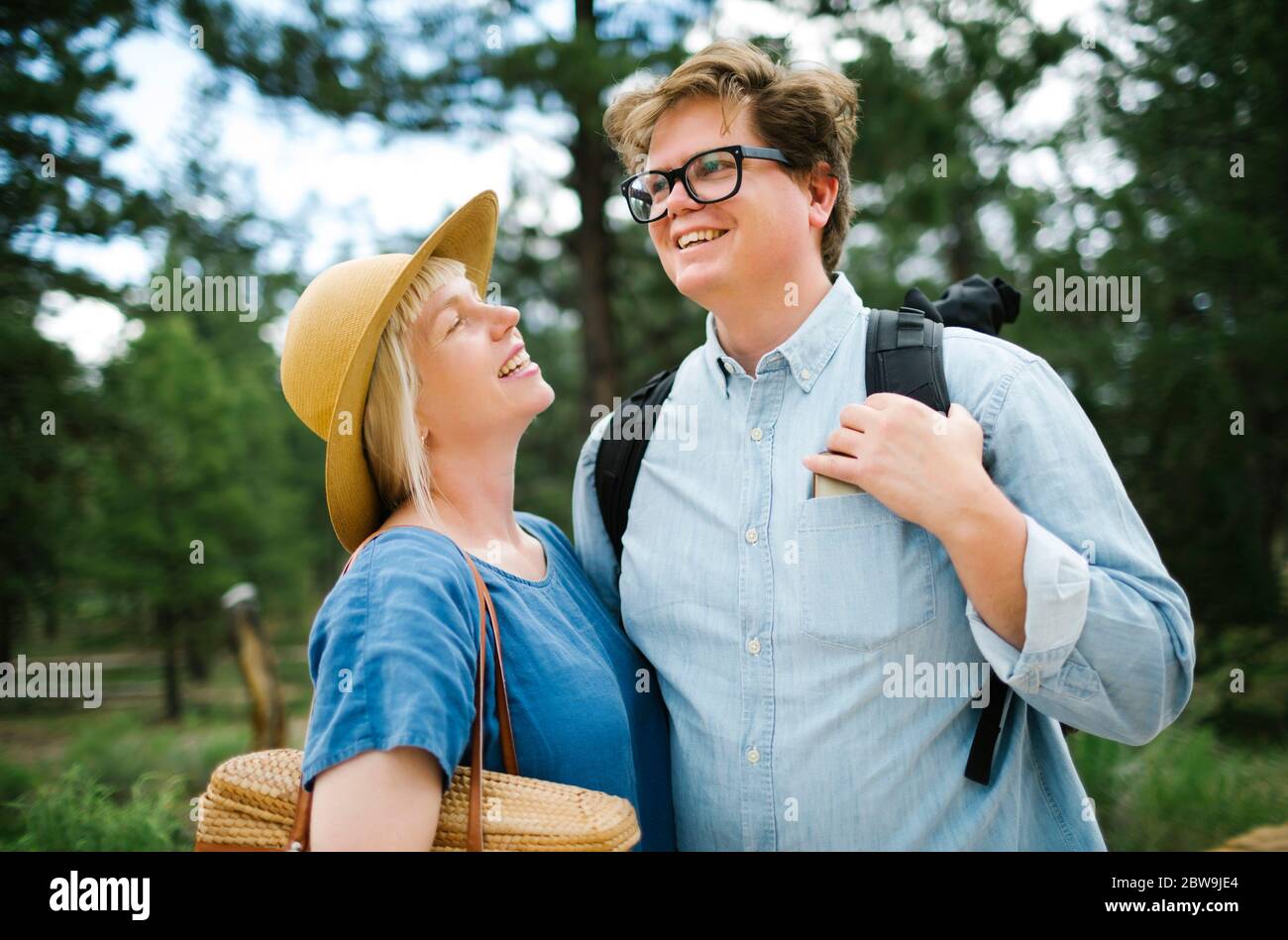 États-Unis, Utah, Bryce Canyon, Portrait de couple dans le parc national Banque D'Images