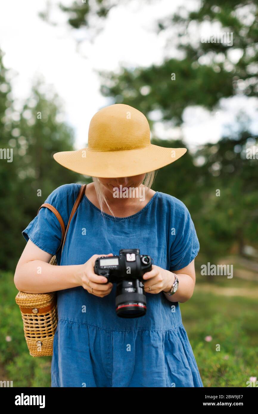 États-Unis, Utah, Bryce Canyon, femme tenant un appareil photo numérique dans le parc national Banque D'Images