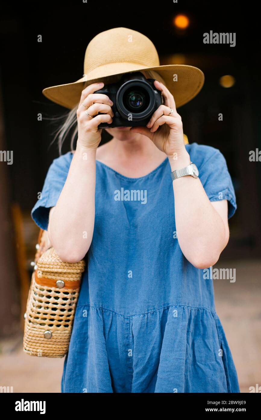 Femme photographiant avec un appareil photo numérique Banque D'Images