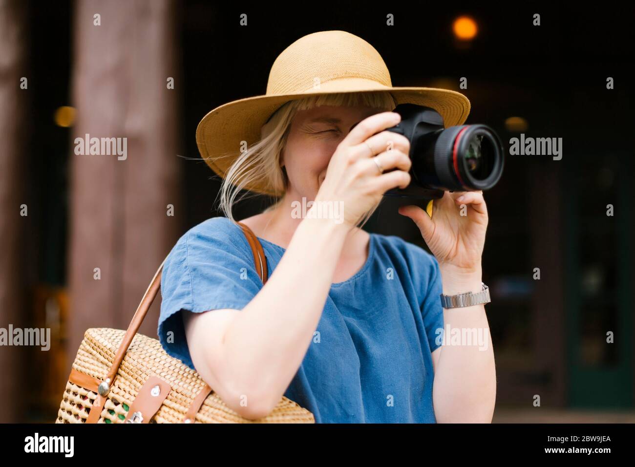 Femme photographiant avec le camérae numérique Banque D'Images