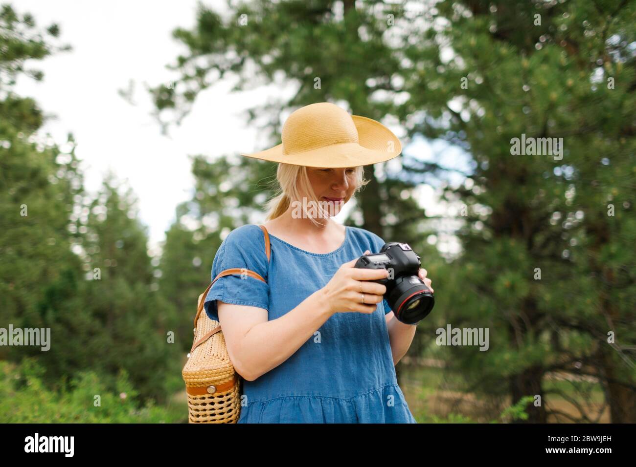 États-Unis, Utah, Bryce Canyon, femme tenant un appareil photo numérique dans le parc national Banque D'Images
