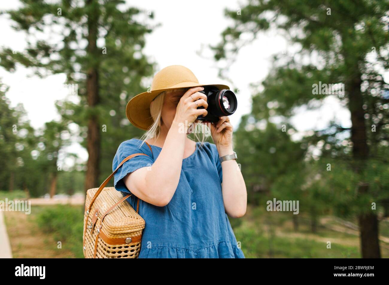 États-Unis, Utah, Bryce Canyon, femme photographiant avec un appareil photo numérique dans le parc national Banque D'Images