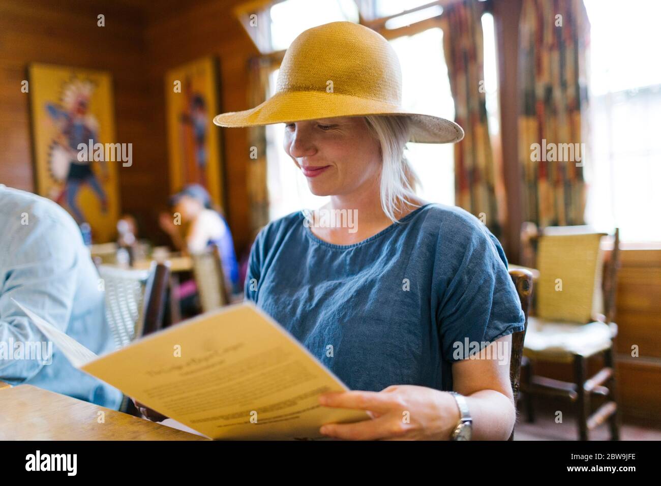 USA, Utah, Bryce Canyon, femme regardant le menu dans le restaurant Banque D'Images