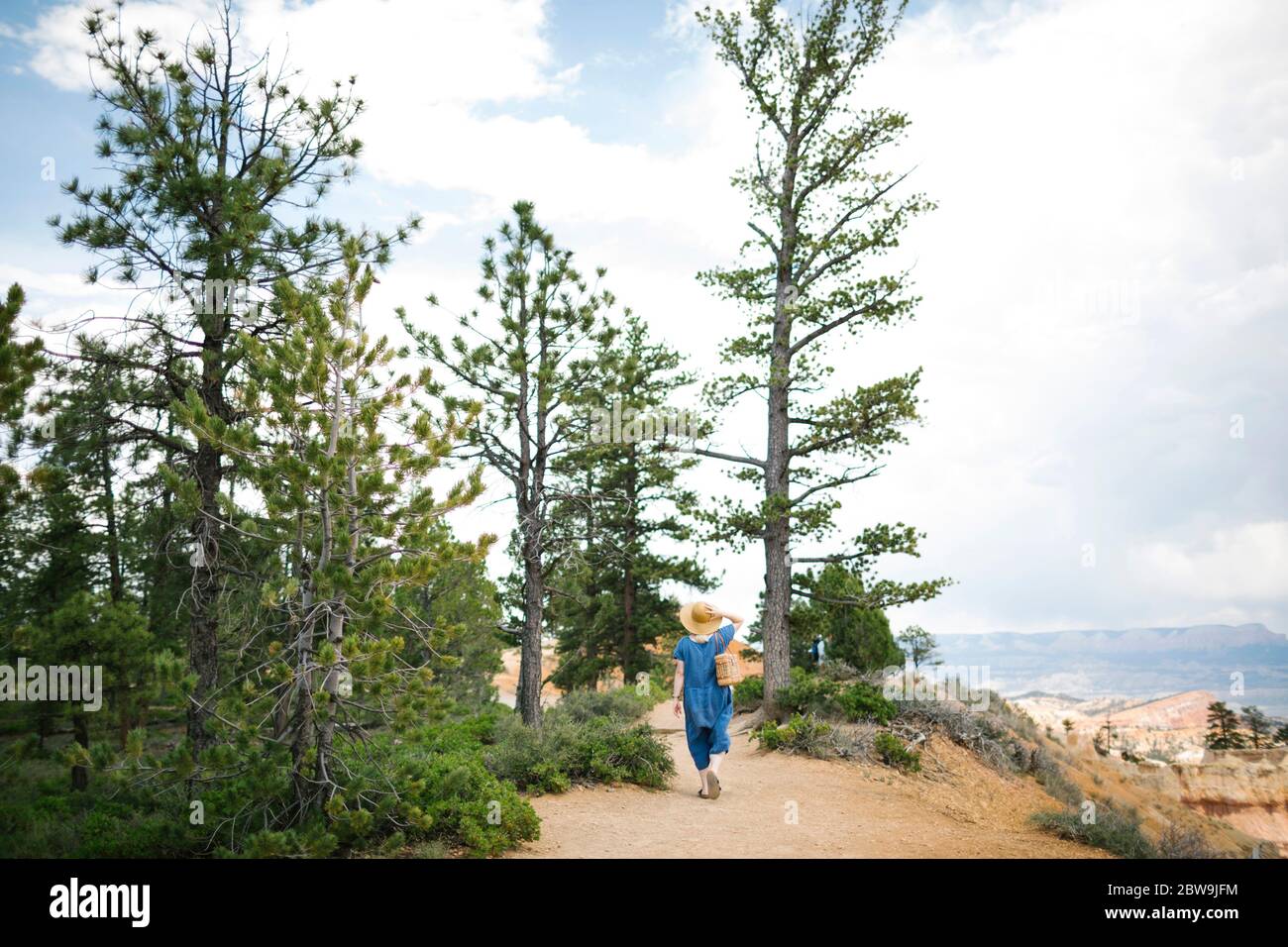 États-Unis, Utah, Bryce Canyon, femme marchant le long du canyon Banque D'Images