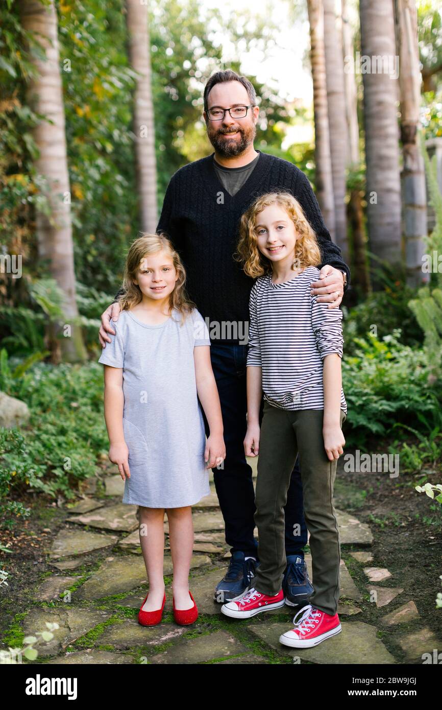 Etats-Unis, Californie, Orange County, Portrait de père avec filles (8-9, 12-13) Banque D'Images