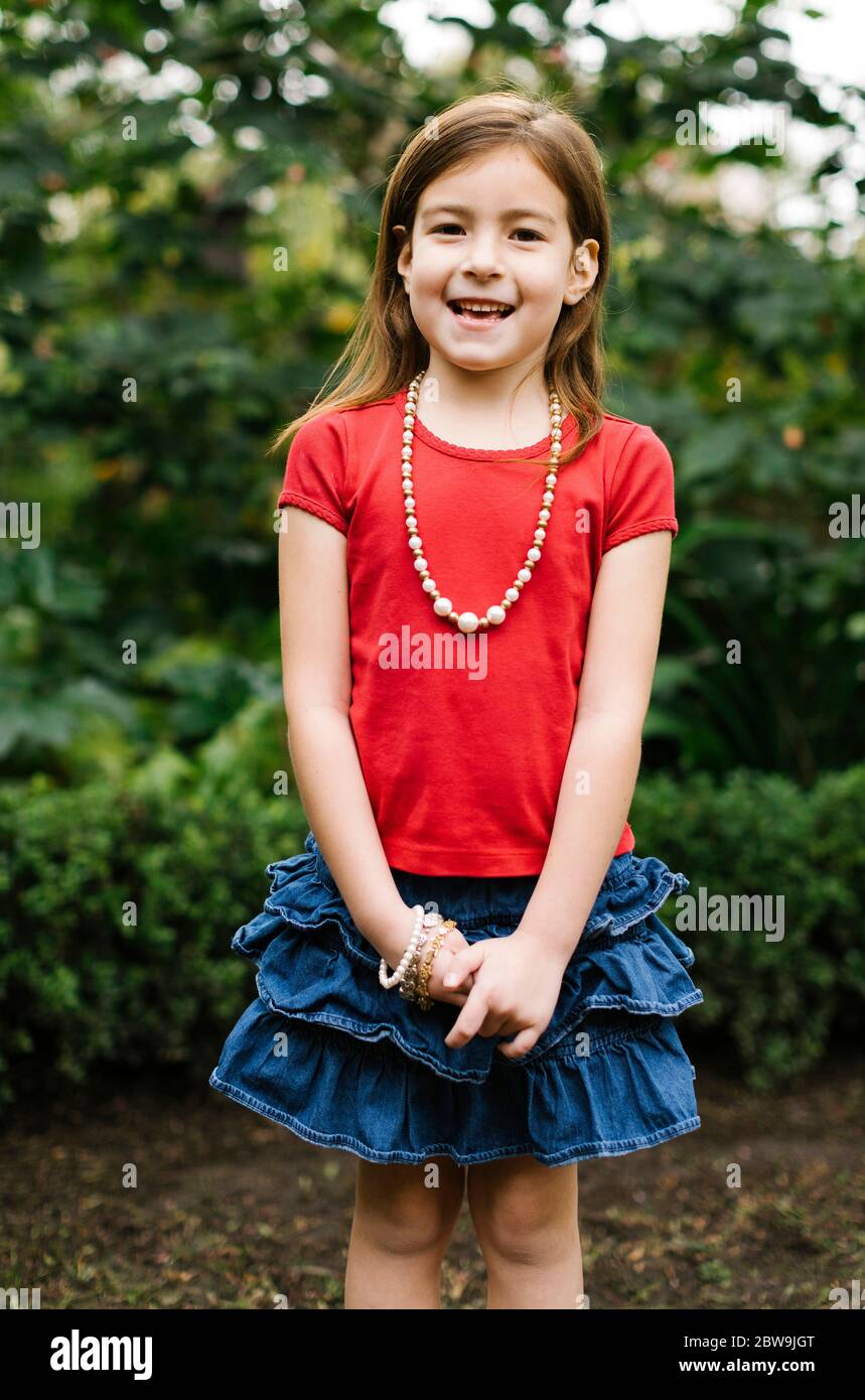 USA, Californie, Orange County, Portrait de fille souriante (6-7) portant un collier de perles Banque D'Images