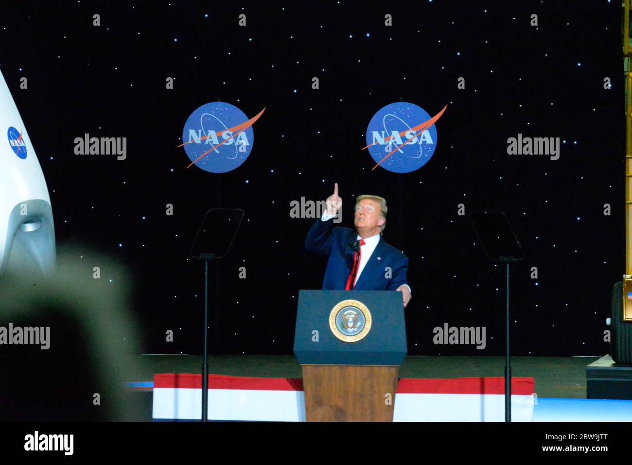 Centre spatial Kennedy. Floride. ÉTATS-UNIS. 30 mai 2020. SpaceX lance la première mission de l'Amérique à la Station spatiale internationale en plus de neuf ans à partir du sol américain. Jim Brindenstine, administrateur de la NASA, Donald Trump, Mike Pence, vice-président, et Elon Musk de SpaceX ont assisté à une conférence de presse dans le bâtiment vertical de l'Assemblée. Crédit photo : Julian Leek/Alay Live News Banque D'Images