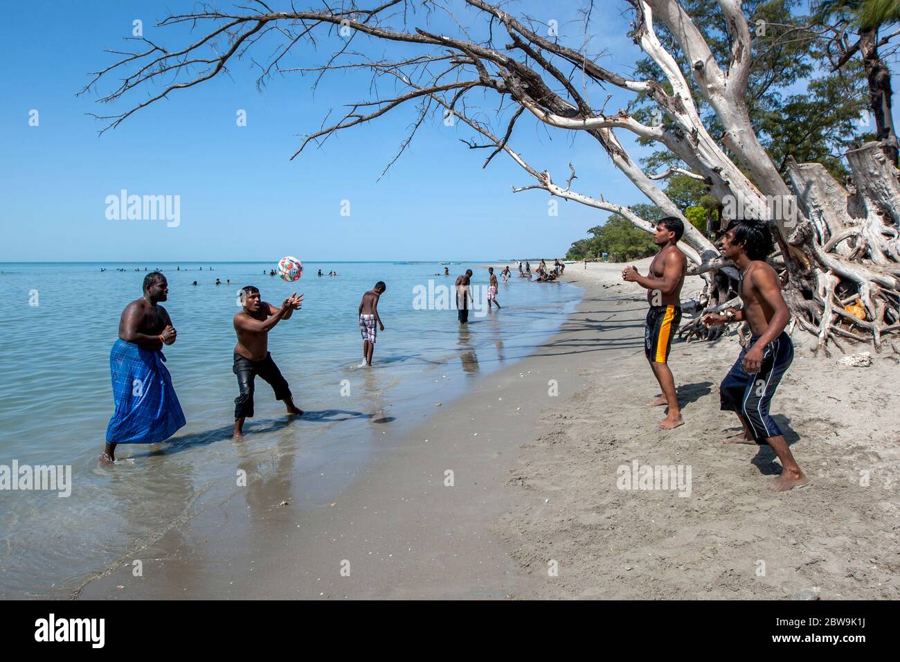 Les hommes peuvent jouer au Beach-volley sur la plage de Casuarina à Jaffna. Cette région du Sri Lanka est peuplée principalement de Tamil. Banque D'Images