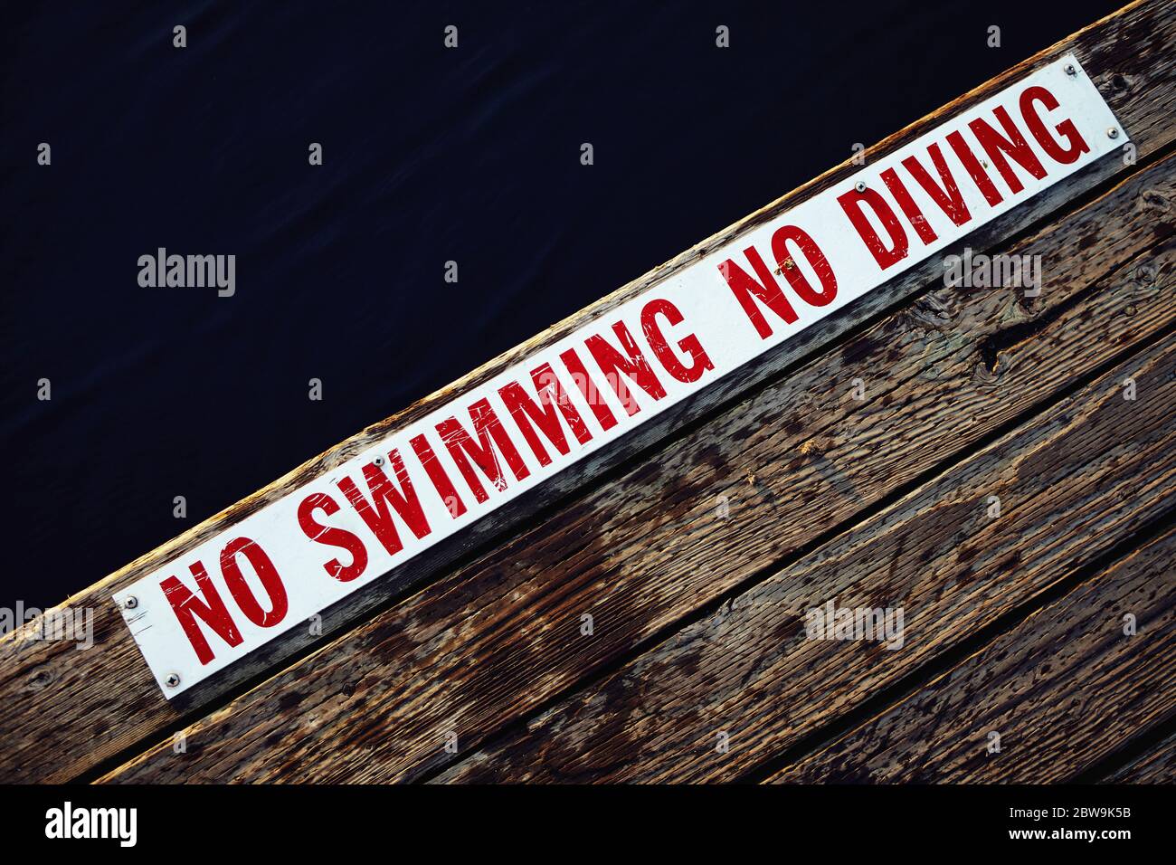 Pas de natation pas de signe de plongée au bord du bois jetée Banque D'Images