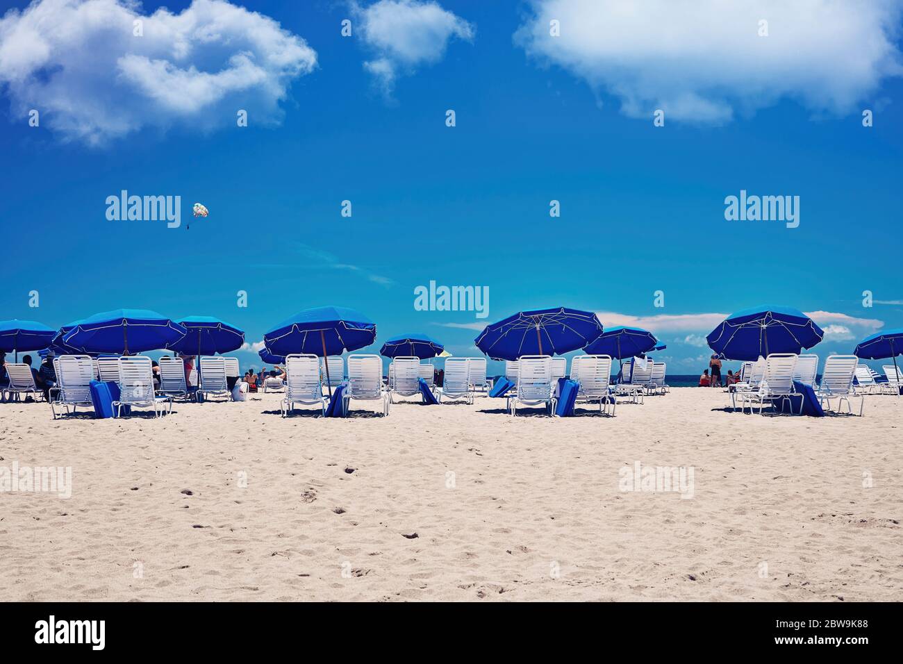 Etats-Unis, Floride, Miami, parasols Bach et chaises de plage Banque D'Images