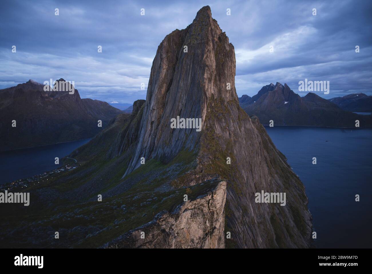Norvège, Senja, vue panoramique sur la montagne de Segla au crépuscule Banque D'Images
