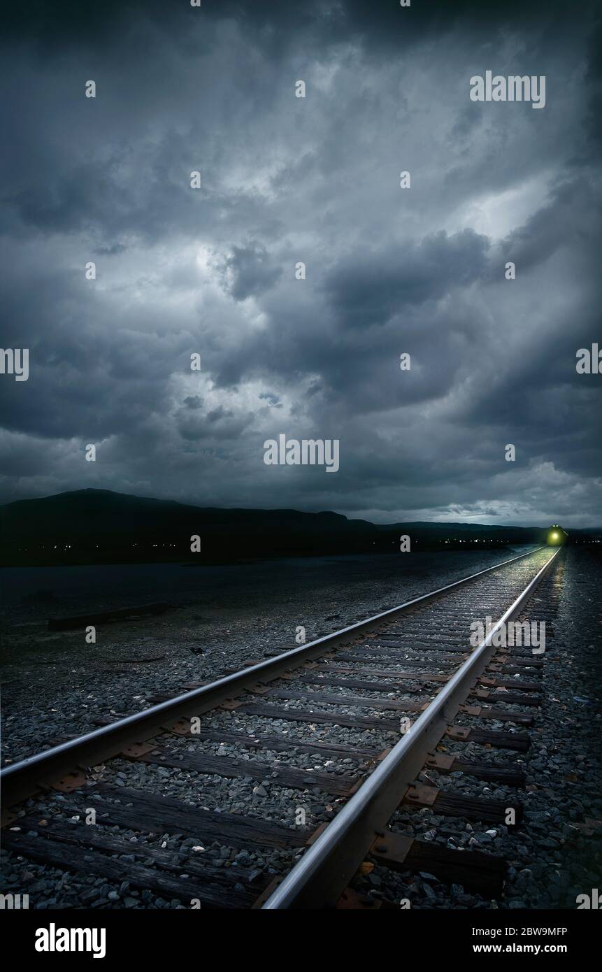 Prenez un train sur les voies ferrées le jour de la tempête Banque D'Images