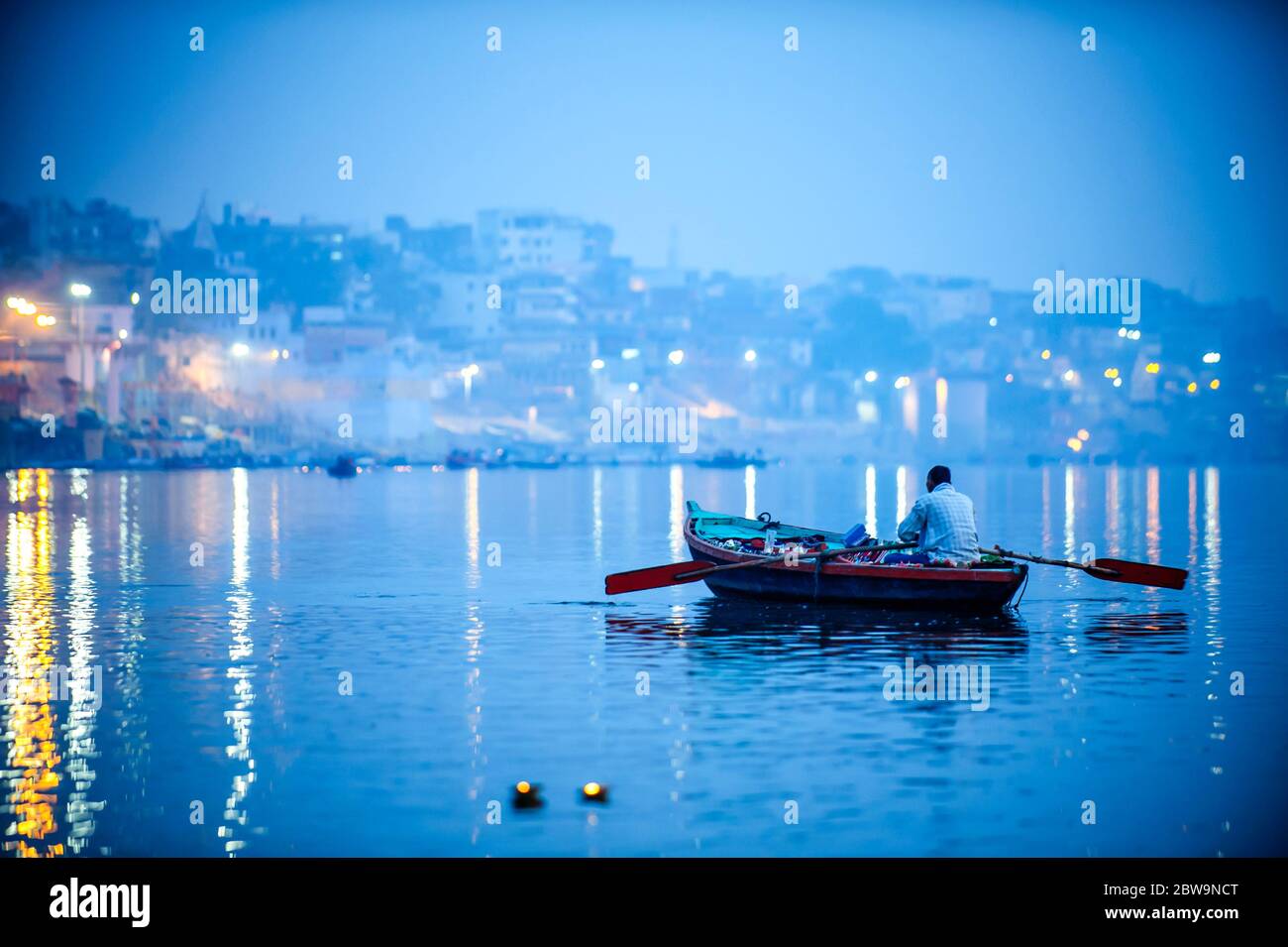 Canotage sur le Ganga. Varanasi, Uttar Pradesh, Inde, Asie, Asie, Asie du Sud. Banque D'Images