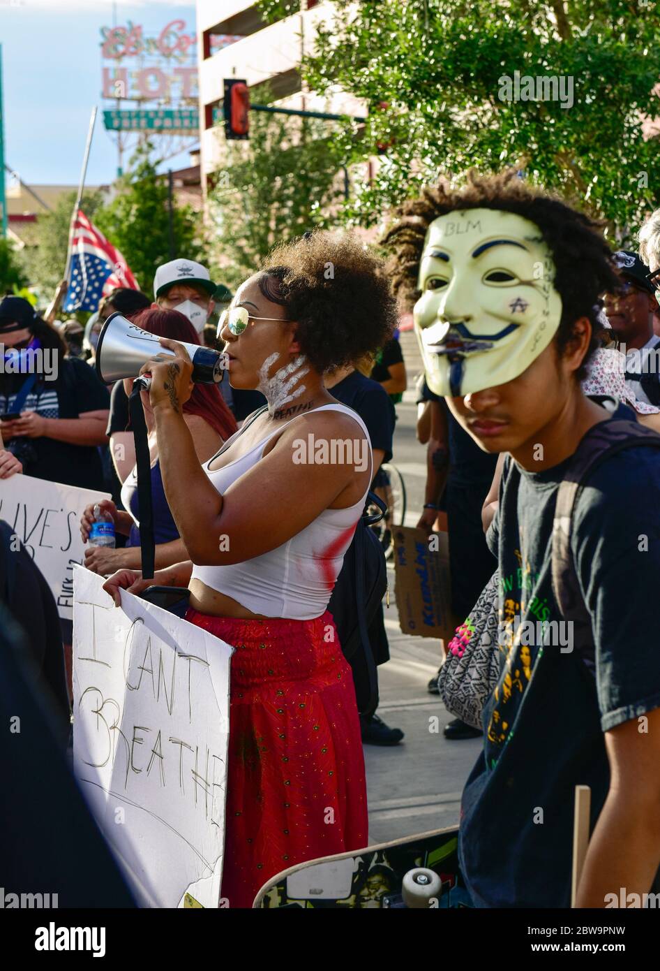 30 mai 2020 Las Vegas, Nevada - UNE foule diversifiée se présente pour un grand rassemblement pour protester contre la brutalité de la police et la mort de George Floyd à Minneapolis, Minnesota, le rassemblement a commencé au Downtown Container Park sur Fremont Street et a continué vers le centre-ville de Las Vegas, Nevada - photo : Ken Howard/Alay Banque D'Images