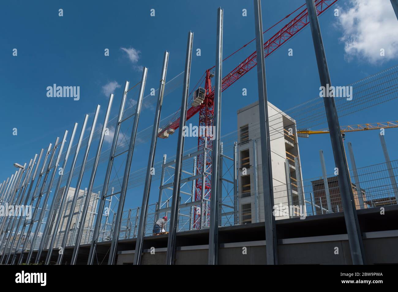 Chantier de construction d'un parking de plusieurs étages sur un ancien site d'usine, Hattersheim, Hesse, Allemagne Banque D'Images