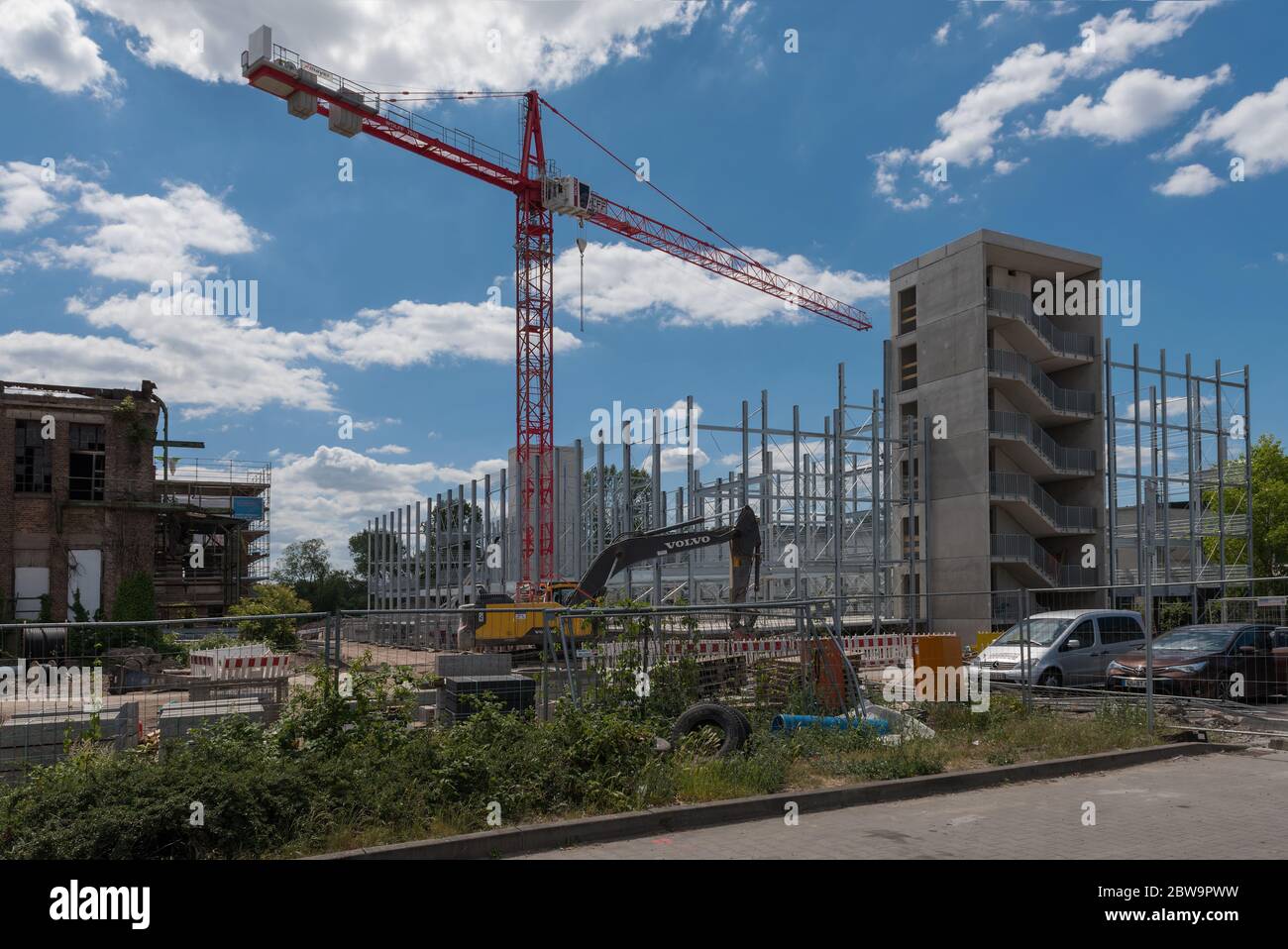Chantier de construction d'un parking de plusieurs étages sur un ancien site d'usine, Hattersheim, Hesse, Allemagne Banque D'Images