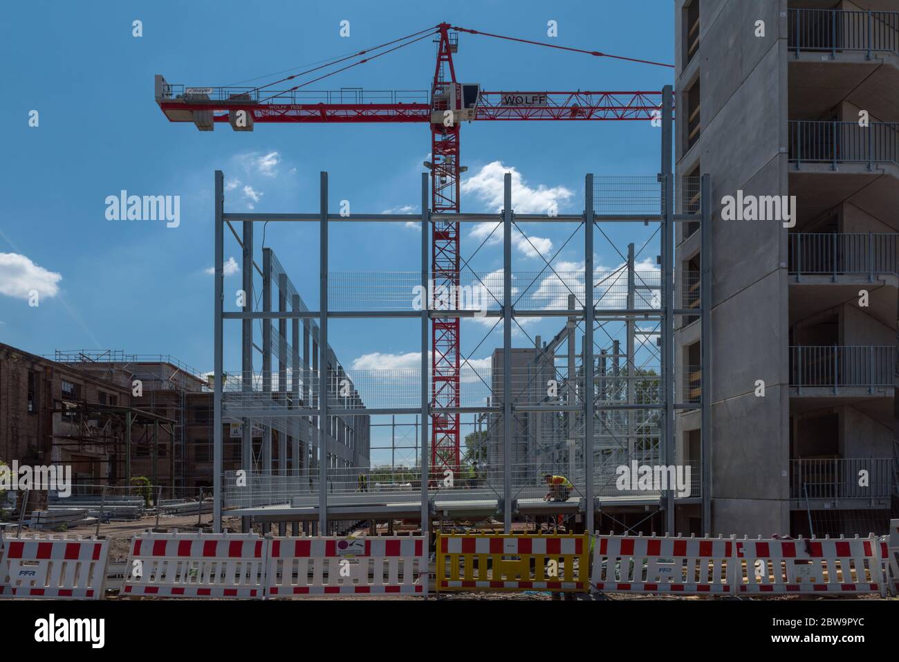 Chantier de construction d'un parking de plusieurs étages sur un ancien site d'usine, Hattersheim, Hesse, Allemagne Banque D'Images