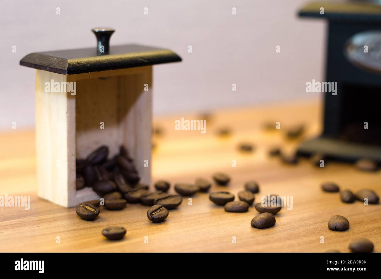 Un tiroir à café d'un moulin à café d'une capacité d'un quart de sa capacité rempli de grains de café. Banque D'Images