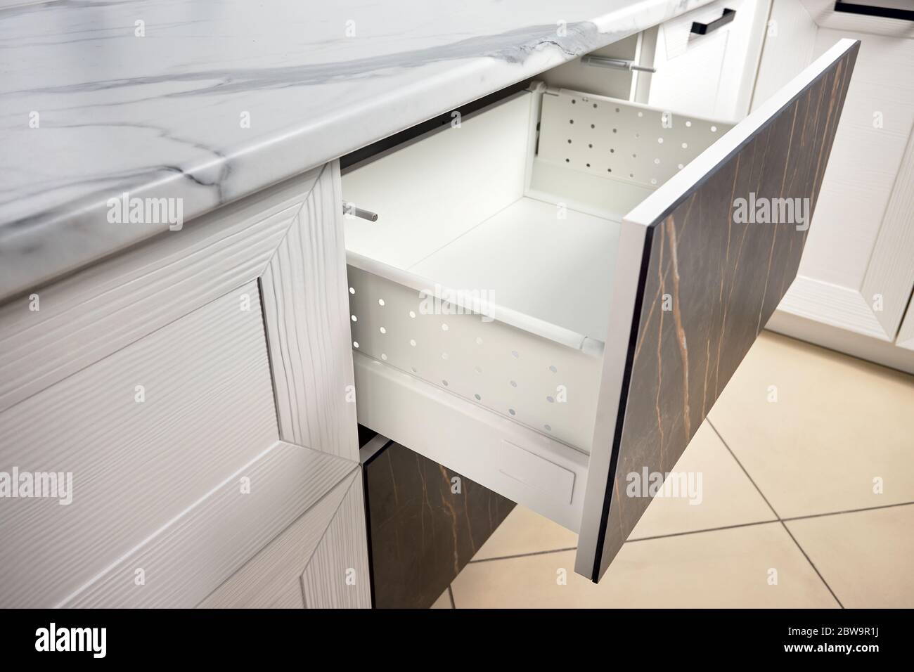 Tiroir de porte de l'armoire de cuisine avec amortisseur à fermeture  silencieuse et souple, solution pour ralentir l'action de fermeture du  placard, du stockage, de l'armoire et du tire-courant Photo Stock -
