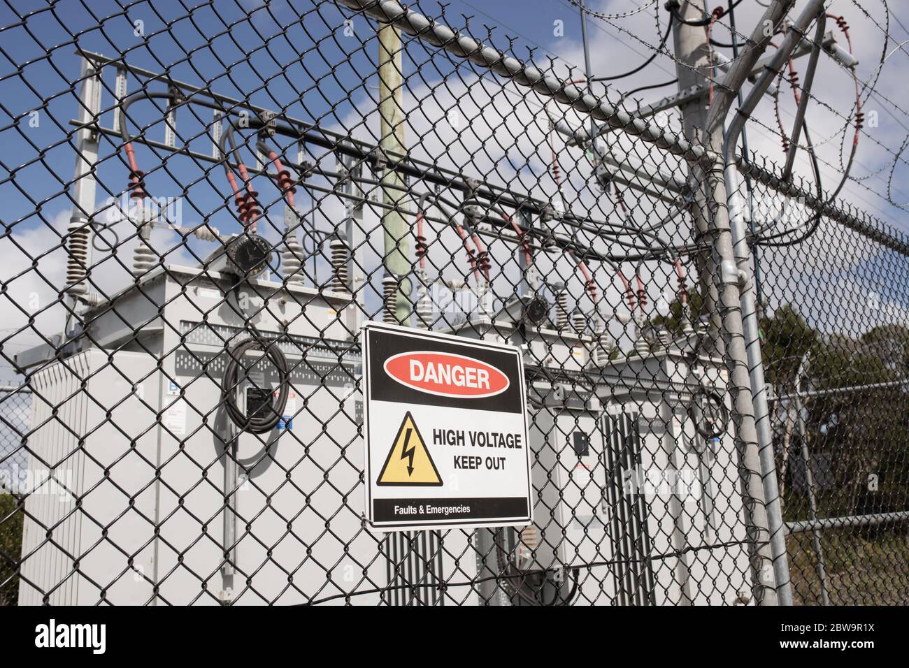 Sous-station d'électricité haute tension entourée d'une clôture à l'extérieur d'Inverloch Victoria Australie Banque D'Images