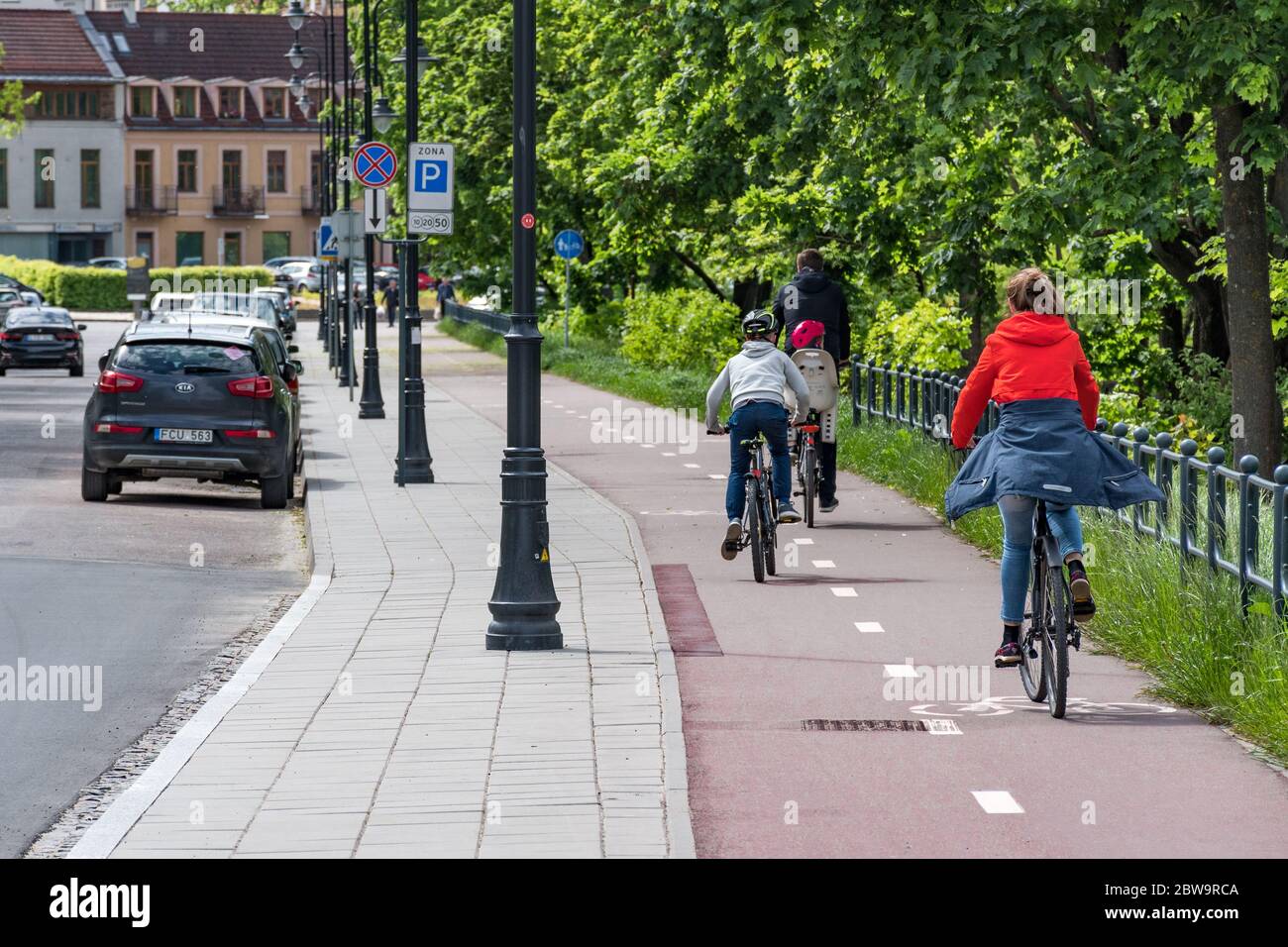 Vélo de famille sur la route pendant l'urgence de Covid ou coronavirus, concept de transport durable Banque D'Images