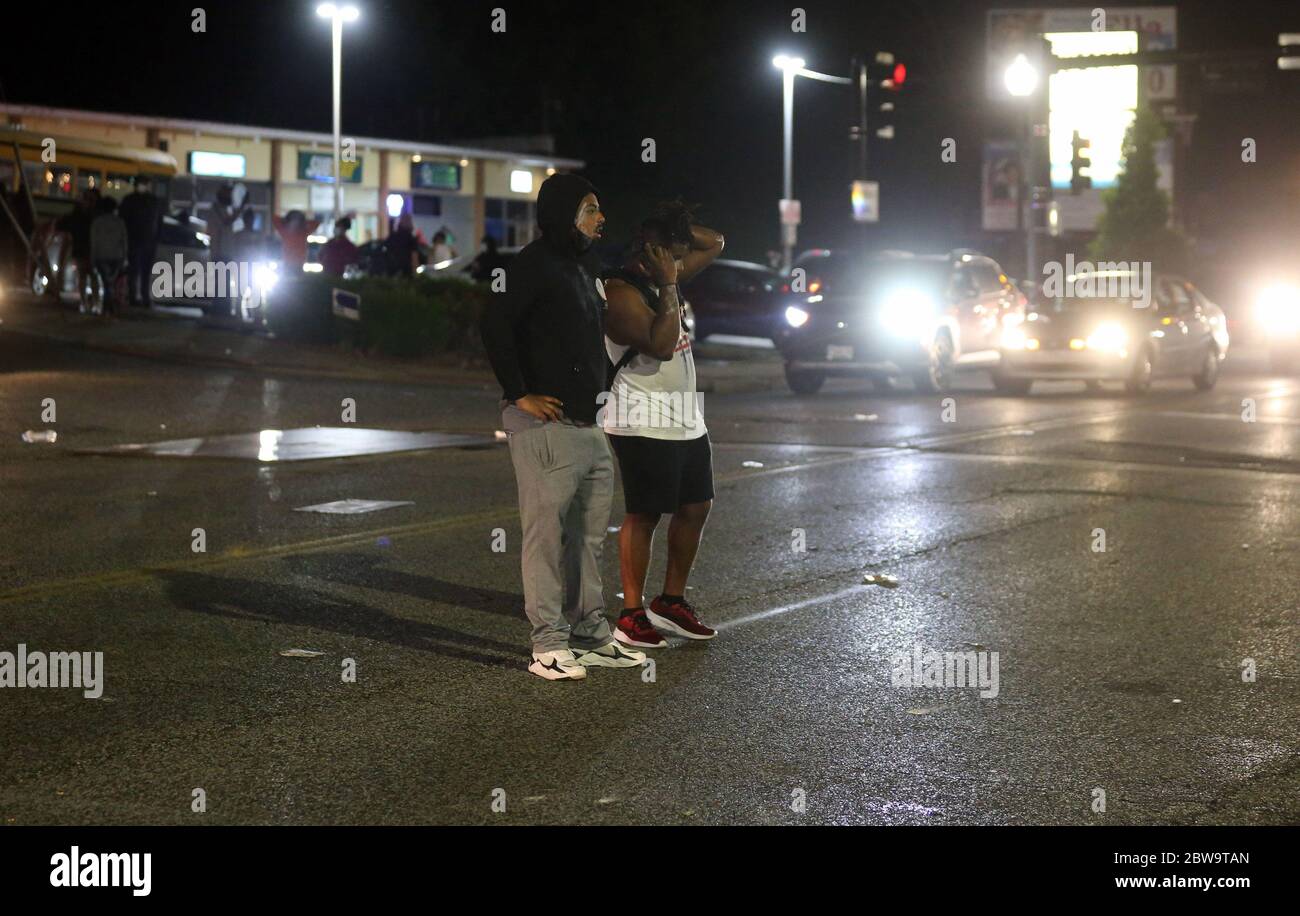 Ferguson, États-Unis. 31 mai 2020. Des manifestants se tiennent dans la rue devant le service de police de Ferguson, Missouri, quelques minutes après qu'une foule en colère a brisé les fenêtres du bâtiment à Ferguson, Missouri, le samedi 30 mai 2020. Quelques centaines de manifestants se sont rassemblés pour un rassemblement pacifique qui a pris de la violence, protestant contre la mort de George Floyd par la police à Minneapolis le 25 mai 2020. Photo de Bill Greenblatt/UPI crédit: UPI/Alay Live News Banque D'Images